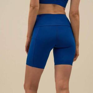 Pantalones cortos de gimnasio para mujer de cintura alta personalizados OEM poliéster LICRA transpirable con decoración de patrones para entrenamientos de fitness hechos en Pakistán - Product Image 2