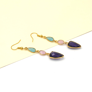 Boucles d'oreilles pendantes bohèmes faites à la main avec fleurs et pierres multiples |   Calcedoine bleue rose, améthyste violette |   Plaqué or 14 carats sans nickel - Product Image 3