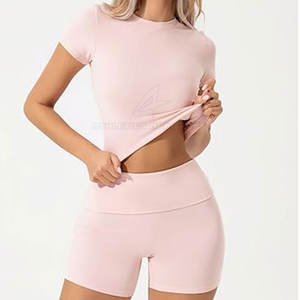 Short de gym avec logo personnalisé pour femmes, options de taille plus, chemise à motif solide en matériau durable de style le plus récent pour l'extérieur - Product Image 4