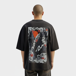Camiseta de algodón negra oversize para hombre con estampado de cuervo y sol rojo, arte de nubes de estilo folclórico oscuro, secado rápido, logotipo personalizado OEM - Product Image 2