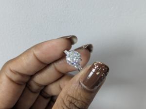 แหวนหมั้นเพชรทรงกลม 1.50 กะรัต ผลิตในห้องปฏิบัติการ ประดับด้วยเพชรแบบซ่อนรอบวง แหวนทองคำขาว 14k แท้ สำหรับผู้หญิง เครื่องประดับหรูหรา - Product Image 5