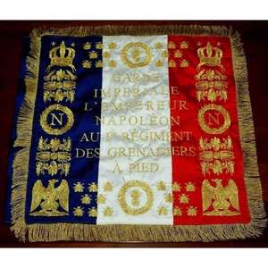L'image montre les deux côtés d'un drapeau français historique, notamment celui du 1er bataillon du Pied de l'Empereur. - Product Image 4