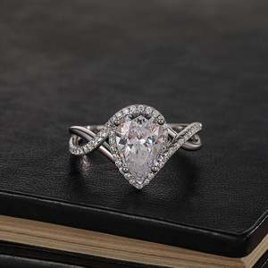 แหวนหมั้นเงินแท้ชุบโรเดียมทรงลูกแพร์ประดับโอปอลแบบวงแหวนบิดเกลียว - Product Image 4