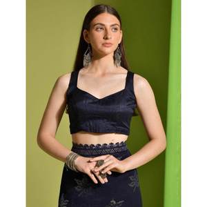 ชุดส่าหรีผ้าจอร์เจตต์สีน้ำเงินกรมท่าประดับเลื่อม ดีไซน์หรูหราสง่างาม เหมาะสำหรับงานหมั้น งานเลี้ยงตอนเย็น และงานแต่งงาน พร้อมดีไซน์คอเสื้อแบบสปีก - Product Image 3