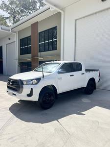 Toyota Hilux con Caja de Cambios Automática, Asientos de Cuero, Interior Oscuro, Neumáticos R15, Baca Metálica, Volante a la Derecha - Product Image 2