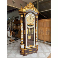 Horloge à pendule de luxe en verre carré avec porte en marbre, gravures dorées, style moderne du milieu du siècle, écologique, affichage numérique