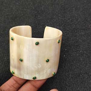 Bracelet large en corne de buffle écologique fait à la main avec des accents de points en laiton, bijoux de déclaration pour femmes - Product Image 4