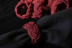 Anneaux de serviette modernes écologiques en résine et métal pour la décoration de table - Product Image 6