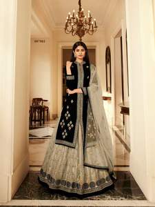 Ensemble de vêtements indiens pakistanais en georgette lourde multi-broderies et pierres Lehenga Top Dupatta pour mariages et fêtes - Product Image 6