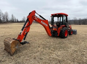 Tracteur à roues Kubota M62 rouge 4x4 diesel avec chargeur et pelle rétrocaveuse, équipement agricole multifonctionnel - Product Image 6