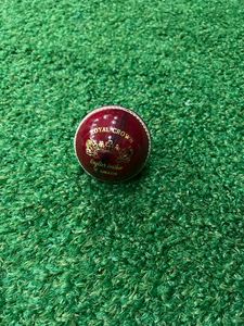 ลูกบอลคริกเก็ตหนัง4ชิ้นเย็บด้วยมือสีแดงสำหรับมืออาชีพ - Product Image 6