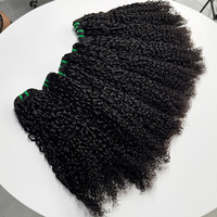 Extensiones de cabello humano rizado estilo pixie de color natural, suaves y con rizos cortos, de alta densidad para la elaboración de pelucas.