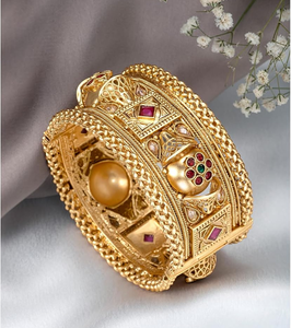 Les larges bracelets en laiton Meenakari, avec une finition dorée tissée et un travail d'émail et de pierre coloré, sont disponibles au prix de gros. - Product Image 3