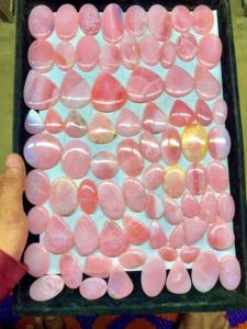 Collar con colgante de piedra de cristal natural cabujón de ópalo rosa al por mayor para mujer fabricación de joyas de piedras preciosas pulidas - Product Image 1