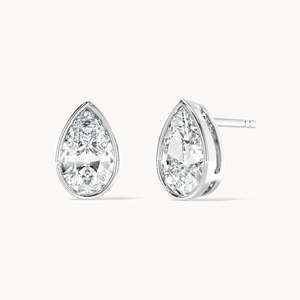 Boucles d'oreilles clous en or 14 carats avec diamants de laboratoire taille poire sertis clos - Product Image 3