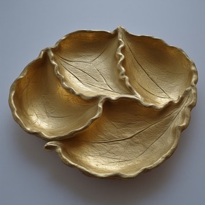 Serveur de fruits secs en aluminium fabriqué à la main avec bols en forme de feuille liés en finition or poli conçu pour les repas décoratifs - Product Image 3