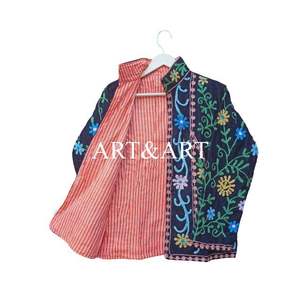 Chaqueta Corta Acolchada de Otoño/Invierno Hecha a Mano en India para Mujer, Ecológica, Transpirable, de Secado Rápido, con Bordado Floral Suzani de Algodón - Product Image 4