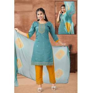 Ensemble élégant et moderne de pantalon Kurti en soie romaine avec Dupatta assorti fabriqué en tissu de soie doux pour les occasions de fête ethniques festives - Product Image 2