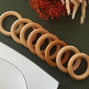 Anillo de Servilleta de Madera Tallada Clásico con Detalles Artísticos, Apto para Mesas de Comedor Tradicionales y Ocasiones Especiales - Product Image 1