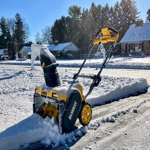 Souffleuse à neige en excellent état à vendre avec une efficacité impressionnante pour le déneigement résidentiel et commercial - Product Image 3
