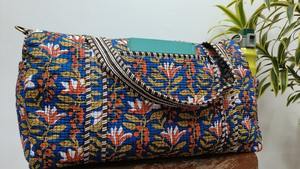 Sac de voyage en coton durable matelassé imprimé à la main de luxe, bleu foncé, marron, imprimé floral, bandoulière longue détachable, yoga, épaule - Product Image 2