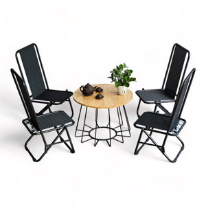 Conjunto CBCF290 de Mesa de Café de Madera de Caucho y 4 Sillas Plegables de Malla para Restaurante - Product Image 1
