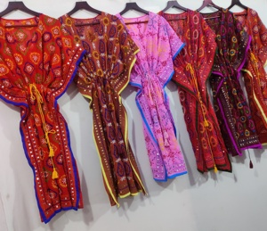 100% หนักทำมือปักลายดอกไม้ชุดคาฟตันหลากสี Chanderi georgette Kaftan - Product Image 3