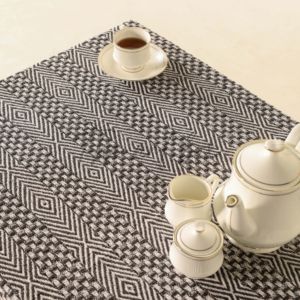 Nappe tissée d'inspiration vintage avec rayures brodées Charme classique pour les maisons modernes Couverture de table élégante et durable - Product Image 4