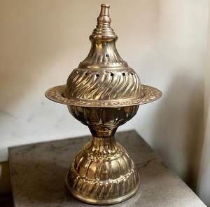 Quemador Bakhoor de latón de alta resistencia con una elegante tapa abovedada para rituales de fragancia tradicionales árabes y de Oriente Medio - Product Image 2