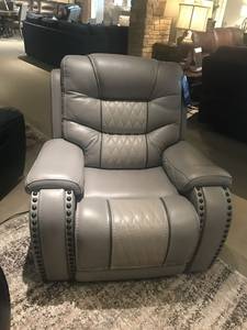 Fauteuil inclinable électrique moderne grand format en cuir, avec dossier coussiné, accoudoirs rembourrés et structure métallique, idéal pour se détendre et se repose. - Product Image 4
