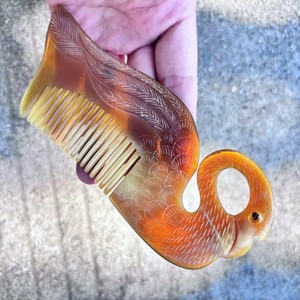 หวีผมรูปหงส์ทำด้วยมือสุดหรูพร้อมดีไซน์ขนนกที่ประณีตทำจากวัสดุขัดเรียบสำหรับการแต่งขนอย่างมีสไตล์ - Product Image 3