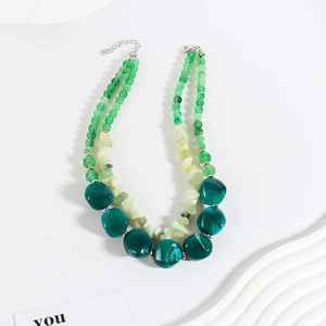 Collar con Colgante Geométrico Clásico para Mujer, Hecho con Plástico para un Estilo Elegante - Product Image 6