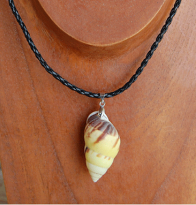 Collar de concha de perla de imitación de aspecto natural Estilo religioso vintage con regalo con motivo - Product Image 1