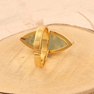 Bague empilable réglable en quartz fraise vert naturel au design simple et élégant bague en laiton plaqué or 18 carats en forme de marquise - Product Image 5