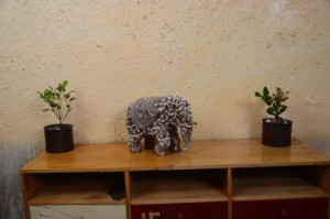 Éléphant en bois sculpté à la main Décoration de table éléphant en fibre antique de haute qualité Décoration de centre de table au design moderne pour la maison et le bureau - Product Image 5