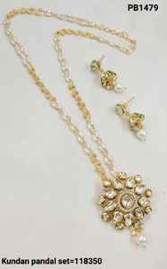 Fleur élégante Kundan & Drop traditionnel plaqué or pendentif collier ensemble correspondant boucle d'oreille avec chaîne Motipearl pendentif collier ensemble - Product Image 2