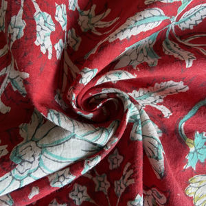 Tela de Algodón Estampada a Mano con Diseño Floral de Vid en Rojo Intenso |   Textil Étnico Artesanal - Product Image 1