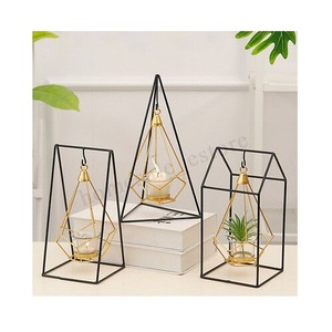 Linterna de Vela decorativa de metal más vendida en negro y dorado acabado con diseño único para decoración interior y exterior - Product Image 1