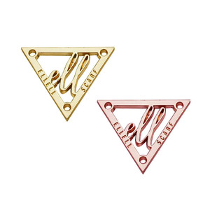 Marque personnalisée logo chapeaux vêtement triangle étiquettes métalliques bon marché - Product Image 6