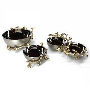 Bols de service en acier doré avec fleurs dorées Bols à salade Bols à fruits pour la décoration intérieure et les restaurants disponibles en gros - Product Image 1