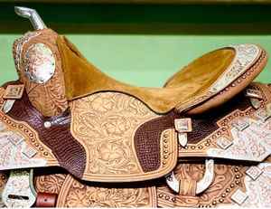 อานม้าแบบตะวันตกทำจากหนังลายม้าแบบพกพาสำหรับขี่ม้ารุ่นเบอร์กันดีสำหรับแข่งม้าแบบกำหนดเองได้สำหรับ2023 - Product Image 2