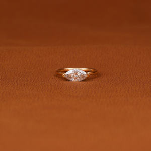 Anillo de bodas clásico de oro amarillo de 18 quilates con ajuste de garra elegante solitario corte Marquesa diamante cultivado en laboratorio certificado IGI - Product Image 1