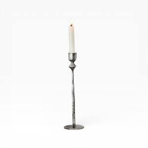 Candelabro Alto y Delgado de Hierro con Acabado Rústico para Interiores Modernos e Industriales - Product Image 1