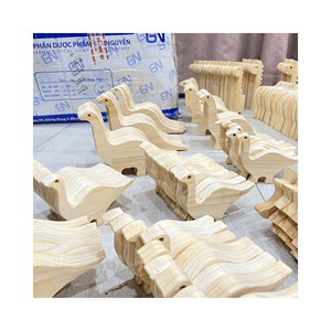 Jouet animal en bois baleine à tirer avec cordon en coton pour les accents de pépinière et les cadeaux, soigneusement fabriqué au Vietnam - Product Image 4