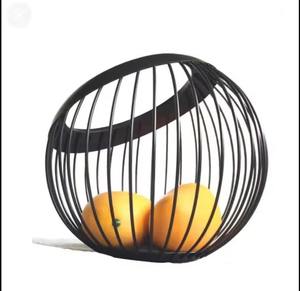 Panier d'organisation de rangement décoratif pour la maison et la cuisine en métal fer noir enduit de poudre avec socle en bois - Product Image 3