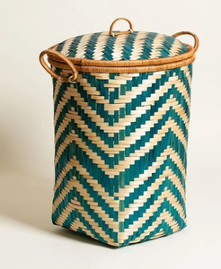 Dos Cestas tejidas contemporáneas, una con acentos oscuros y la otra en tono madera natural, disponibles a precios al por mayor. - Product Image 3