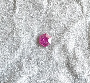 Pierre taillée à facettes en hexagone de rubis du Mozambique certifiée de 3.78 carats à la qualité pour la fabrication de bijoux fins sans chaleur pierre précieuse naturelle - Product Image 1