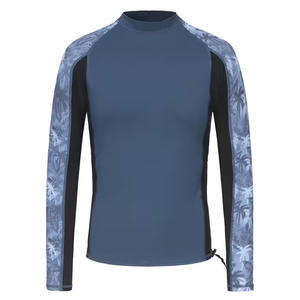 Rashguard de sport aquatique pour homme, personnalisé, imprimé, offrant une tenue ajustée, une sécurité et un matériau doux pour les activités de plein air. - Product Image 1