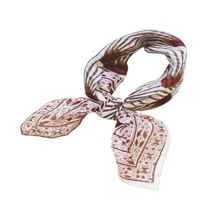 Foulard bandana carré fait main en coton et soie biologique, imprimé, design et couleur personnalisés, tendance, pour femme, autres foulards et châles - Product Image 4