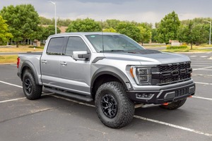 LUXURY RIDE 2023 F-150 R, Motor V8 Supercargado de 700 hp, Tracción en las Cuatro Ruedas, Techo Corredizo y Paquete de Puerta Trasera - Product Image 4